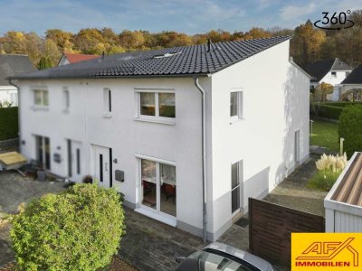 Moderne Doppelhaushälfte mit großem Garten und Doppelgarage!