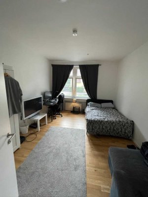1 Zimmer in einer 2er WG frei!