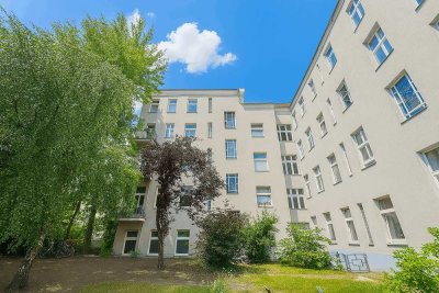 Helle Dachgeschosswohnung mit offener Bauweise und hochwertiger Ausstattung in Mitte