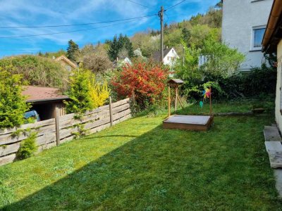 Haushälfte mit Garten und Doppelgarage