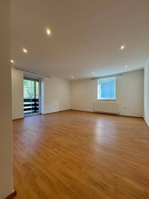 Ab Anfang Mai! - Frisch sanierte 2-Zimmer-Wohnung mit Balkon &amp; Parkplatz in Imst