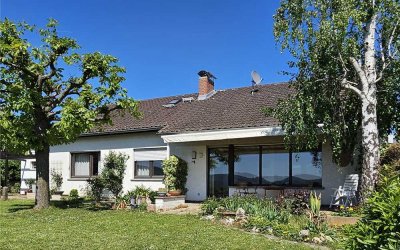 Freistehendes Einfamilienhaus in einmaliger Aussichtlage, Dach, Keller ausgebaut, 829m² Gartengrund
