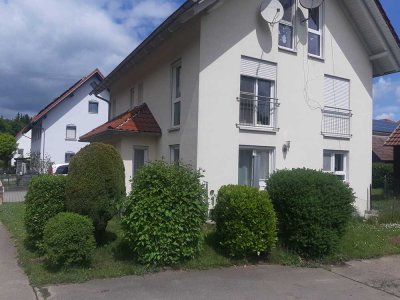 Schöne, teilmöblierte 3,5-Zimmer-Erdgeschosswohnung mit Terrasse, Garten und Garage in 88430 Rot an