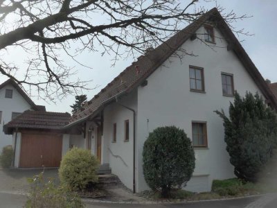 Bergatreute: Freistehendes Einfamilienhaus in ruhiger, zentraler Lage mit Garage und PKW-Stellplatz
