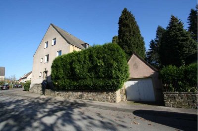 GENERATIONENHAUS IN GLADBECK MIT TERRASSE, BALKON, GARAGE UND GROSSEM GARTEN