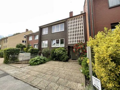 Erstbezug nach Sanierung, Gute Lage: 2,5-Zi.-DG-Wohnung mit großer Wohnküche