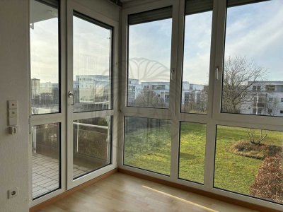 Lichtdurchflutende Zwei-Zimmer-Wohnung mit Balkon und Einbauküche