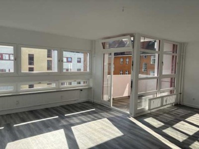 * RUHIG WOHNEN NAHE DES KURFÜRSTENDAMM´S! APPARTEMENT MIT BALKON, DESIGNBODEN & NEUER EINBAUKÜCHE! *