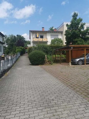 3-Zimmer-Hochparterre-Wohnung mit Stellplatz,