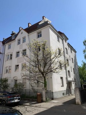 Charmant & zentral: Altbauwohnung mit kleinem Balkon, Stellplatz & Gartenidylle