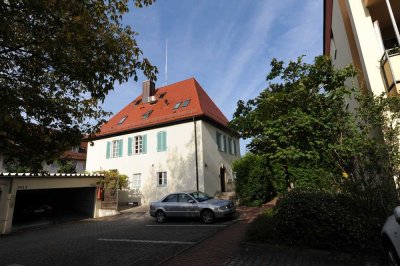Wohnen in Dachgeschoss-Atelier in stilvoller Stadtvilla