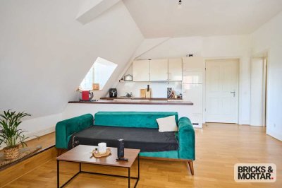 Residieren statt Wohnen, Charmante 2,5 Zimmer-DG-Wohnung im historischen Schloss