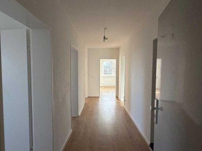 Helle 4-Zimmer-Wohnung mit Loggia und Einbauküche inkl. Keller in Hamburg-Eißendorf