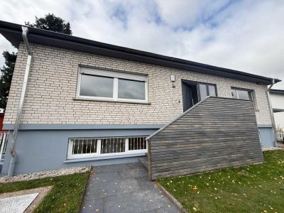 Freistehendes Einfamilienhaus mit Einliegerwohnung und großen Garten