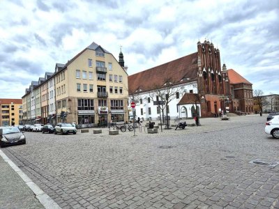 Wohn- und Geschäftshaus "Sieben Raben", 30 m neben dem historischen Rathaus