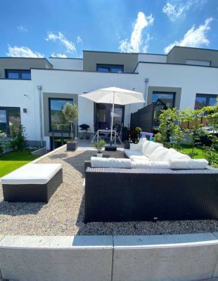 Seltene Gelegenheit, großzügig ausgestattetes RMH mit 2 Garagenstellplätzen