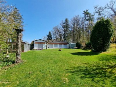 Herrschaftlich Wohnen ... 
Bungalow mit Einliegerwohnung und Schwimmhalle