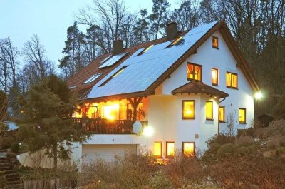 Familienfreundliches, attraktives, grundsolides und charmantes Landhaus in romantischer Waldrandlage