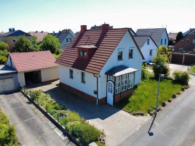 Einfamilienhaus mit Grundstück und Garage
