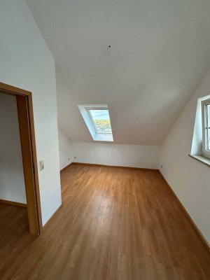 Grosse 2.5 bis 3-Zimmer-Dachgeschosswohnung, 82,65 qm, mit Einbauküche in Lörrach