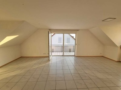 Helle, gepflegte 3,5-Zimmer-DG-Wohnung in Feldrandlage mit EBK in Wörth - Maximiliansau zu vermieten
