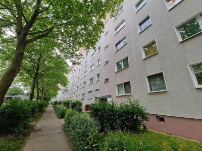 **FRISCH RENOVIERT**3-Zimmer-Wohnung // Balkon // 4.Etage // Bad mit Wanne // ab 15.11.2025