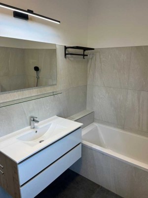 Schöne und sanierte 4-Zimmer-Doppelhaushälfte mit lux. Innenausstattung und EBK in Fürstenfeldbruck