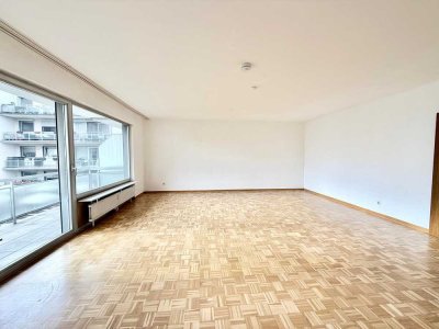 Schöne und helle 3-Zimmerwohnung mit 2 Balkonen, Schwimmbad und Tiefgaragenplatz