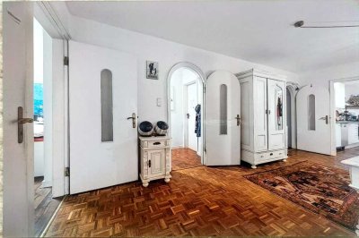 Große 4-Zimmer Wohnung mit hübscher Veranda und offenem Kamin. Ideal für Familien, da großer Garten