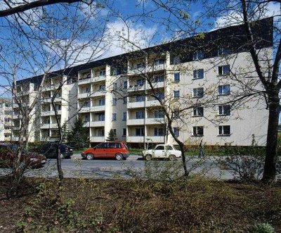 Haus mit Aufzug!, kleine 4 Zimmer Wohnung mit Balkon und Durchgangszimmer,....
