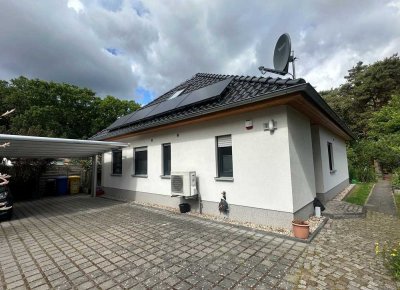Provisionsfrei: Modernisiertes Niedrigenergie-EFH mit PV, Sauna und großem Grundstück