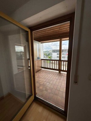 Helle 2-Zimmer-DG-Wohnung mit Einbauküche und Badewanne in Deggendorf