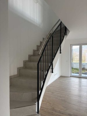 Erstbezug: Helles Reihenendhaus mit Garten & Terrasse – 4 Zimmer – Neubau