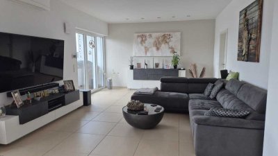 Klimatisiertes Dachgeschoss. Wohnen auf einer Etage ohne direkten Nachbarn