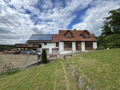 FÜR ANLEGER: MEHRFAMILIENHAUS MIT 3 WOHNUNGEN, PV-ANLAGE UND BAURESERVE ZU VERKAUFEN.