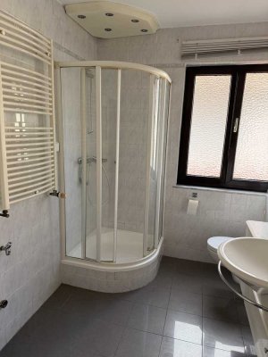 Helle 3-Zimmer Wohnung (ca. 100 m²) mit Balkon & Einbauküche in Bad Vilbel