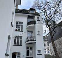 Teilrenovierte Altbauwohnung mit Balkon - guter Grundriss