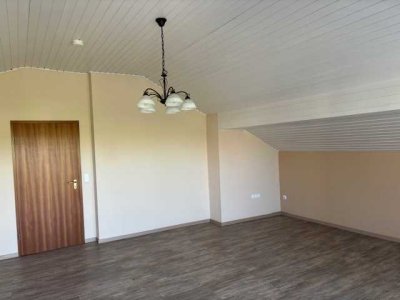 Attraktive und gepflegte 3-Raum-Dachgeschosswohnung mit EBK und neu renoviertem Bad