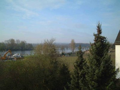 Ruhige, helle 2,5-Zimmerwohnung mit Rheinblick
