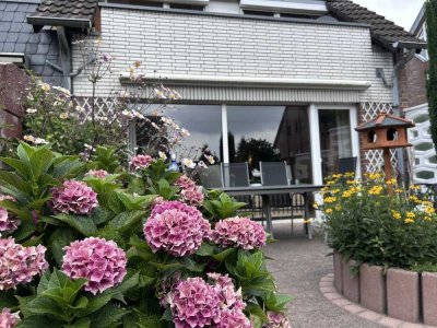 Gut aufgeteiltes Endhaus mit pflegeleichtem Grundstück und Garage unterm Haus