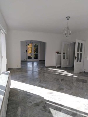 Ruhige, schöne Wohnung mit Kamin, Garten, Terrasse,  großer Balkon, Garage,