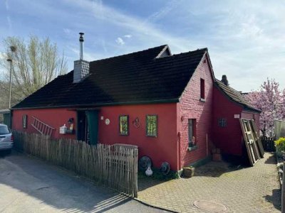 Renovierungsbedürftiges Einfamilienhaus, vermietet, in schöner Lage von Langenfeld-Wiesc