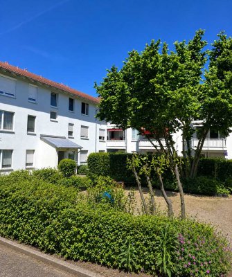 Bezugsfrei! Helle 2-Zimmer-Wohnung mit Terrasse, TG-Stellplatz & Blick ins Grüne