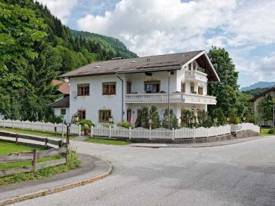 Wohnen/Arbeiten, ruhige Gewerbe möglich,  Chiemseenähe, Haus mit 12 Zimmer, 7 Duschen/WC, Bergblick