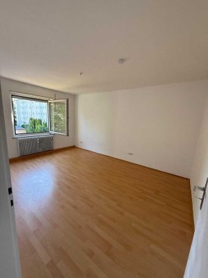 Frisch sanierte 2 Zimmer Wohnung mit Küche und sonnigem Balkon