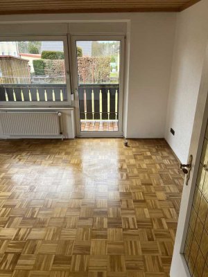 Attraktive 3-Zimmer-Hochparterre-Wohnung mit Balkon und Einbauküche in Maxhütte-Haidhof