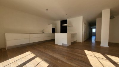 FAMILIENWOHNTRAUM IN BISAMBERG: Großer Wohnsalon mit offener Küche - 3 getrennt begehbare Schlafzimmer - Sonnenbalkone