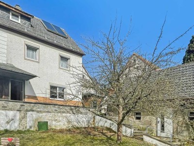 Charmante Doppelhaushälfte mit Nebengebäuden und Potential in Sonnefeld