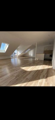 Exklusive, neuwertige 3,5-Zimmer-Wohnung mit Balkon und EBK in Griesheim