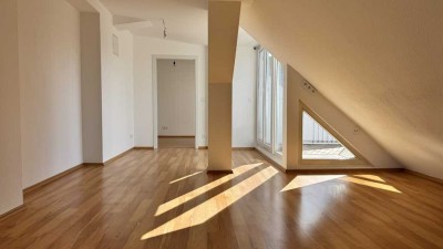 Charmante, ruhige 2-Zimmer-Dachgeschosswohnung mit Südterrasse